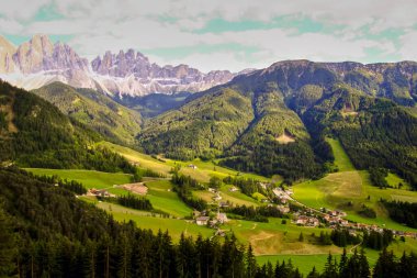 Güneşli bir günde Alp Dağları manzarası