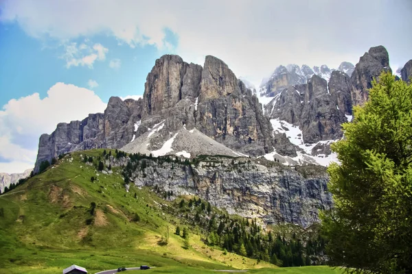 Alpejski krajobraz górski w słoneczny dzień — Zdjęcie stockowe