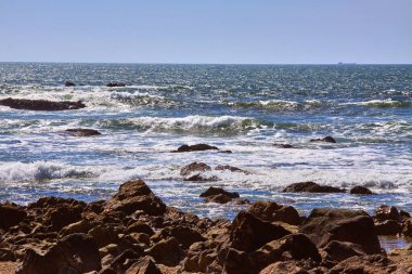 Güneşli bir günde dalgalar deniz