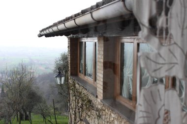 Evin ve vadinin duvarındaki pencerenin manzarası.