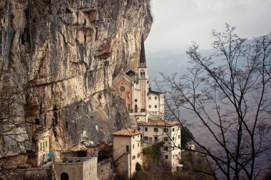 Yüksek kilise kulesi olan bir kayanın üzerindeki manastır.