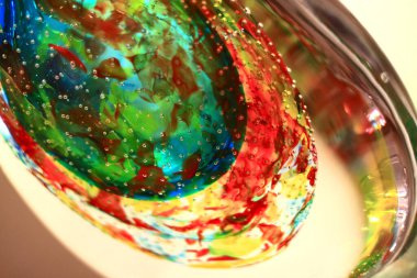 Renkli camın soyut formu