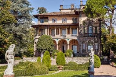 Eski bir köşk ve bahçe.