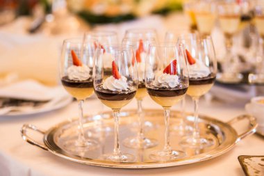 Masada kremalı, çikolatalı ve çilekli tatlı.