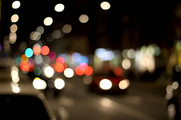 Imagen borrosa de las luces brillantes de la ciudad nocturna . — Foto de Stock