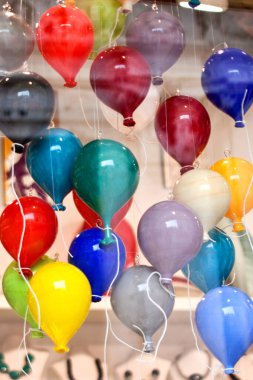 Cam bir vitrin arkasında renkli cam balonlar