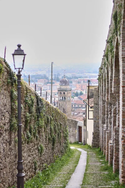 Smalle loopbrug tussen de stenen muren in de oude stad. — Stockfoto