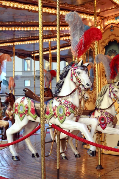 町の広場にある伝統的なフランス風のヴィンテージカラフルな馬のカルーセル — ストック写真