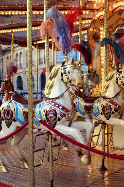 Tradicional clássico francês estilo vintage colorido carrossel cavalo na praça da cidade — Fotografia de Stock