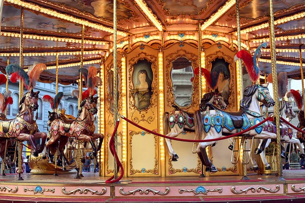 Традиционная классическая французская винтажная красочная лошадиная карусель на городской площади — стоковое фото