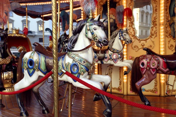 Carrousel de cheval coloré vintage de style classique français traditionnel sur la place de la ville — Photo