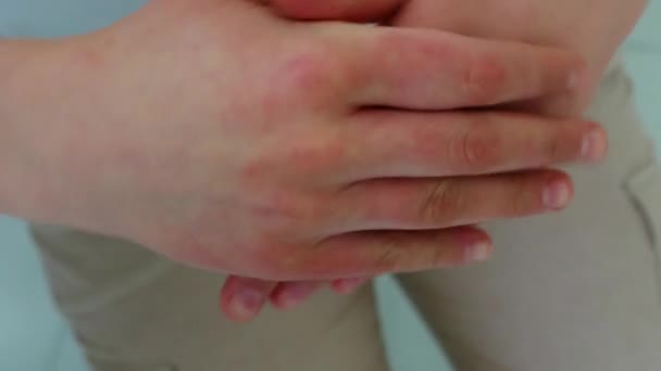 Eller erkek closeup uygulanan el kremi — Stok video