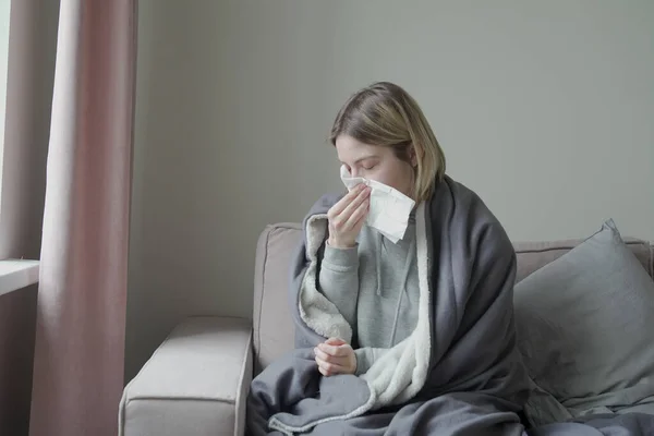 Retrato de la mujer enferma en casa — Foto de Stock