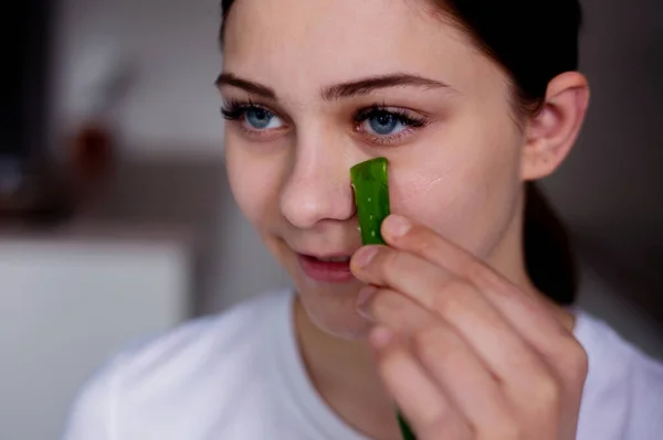 Nahaufnahme einer jungen Frau mit Blatt der Aloe Vera — Stockfoto