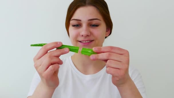 Girl shows leaf of aloe vera to camera — Stock Video