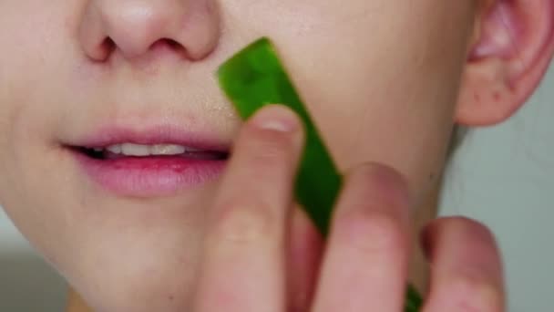 Mujer joven está usando aloe vera en casa — Vídeo de stock