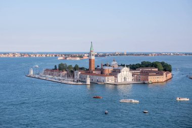 Güneşli bir günde Venedik manzarası