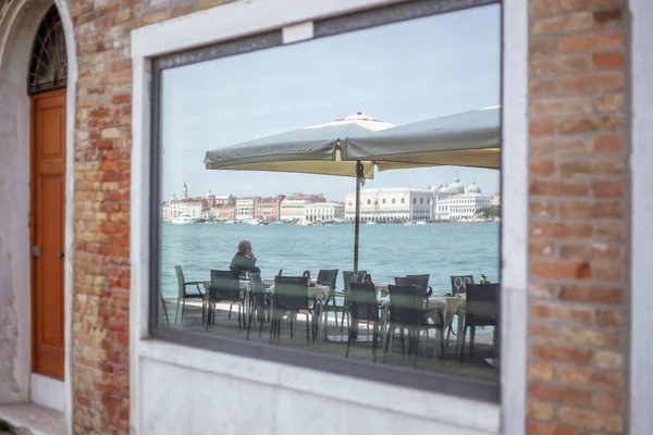 Reflectie in het raam van een restaurant in Venetië — Stockfoto