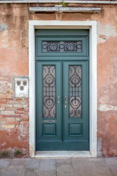 Puerta vintage de una casa en el casco antiguo — Foto de Stock