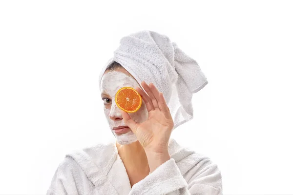 Piękna Kobieta Białym Kremem Twarzy Plasterkami Pomarańczy Dłoni Spójrz Kamerę — Zdjęcie stockowe