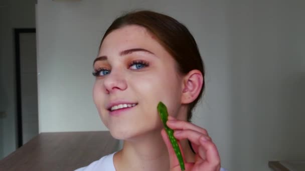 Vacker modell kvinna med aloe vera blad porträtt — Stockvideo