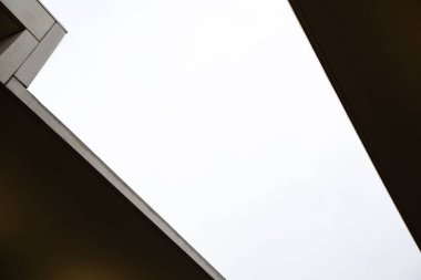 İki bina arasında parlak bir gökyüzü şeridi. Hafif arkaplan.