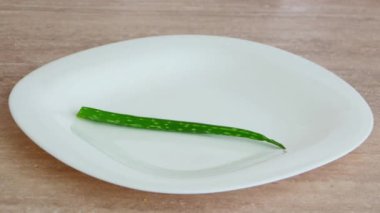 İki aloe vera yaprağı koyuyorum.