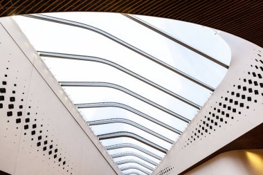 Geniş pencereli, beyaz odunla birleştirilmiş, modern tarzda devasa bir tavan..