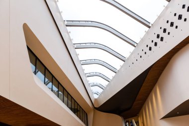 Bir ofis binasının ya da alışveriş merkezinin içi beyaz ahşap ile birleştirilmiş geniş pencereli modern bir tarzdır..