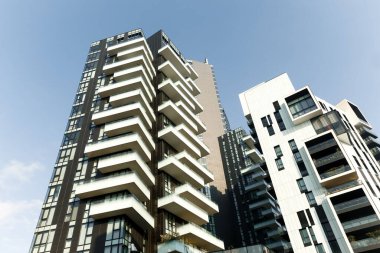 Beyaz ve koyu kahverengi fütürist apartman mimarisi. 01.2020 Milano.