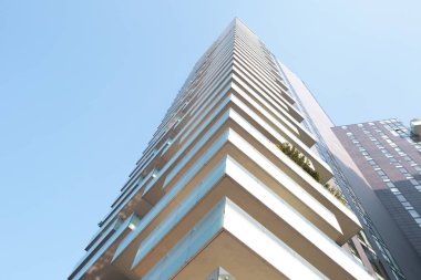 Mavi gökyüzüne karşı beyaz renkli modern bir binanın güzel bir köşesi. 01.2020 Milano