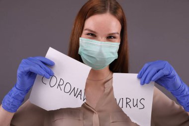 Genç kadın gözyaşı işareti 