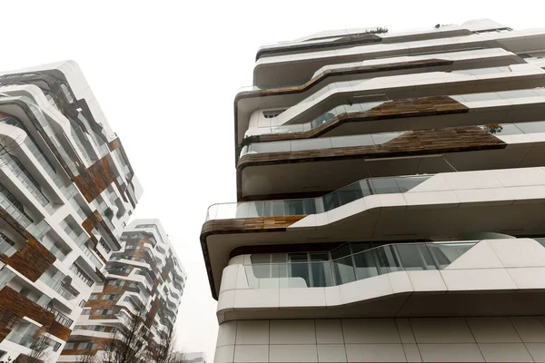 Construction de logements modernes de bâtiments résidentiels en couleurs blanches et balcons en verre. 01.2020 Milan . — Photo