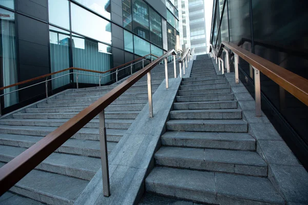 Närbild trappa i en storstad som leder till flera våningar moderna hus. 01.20 Milano. — Stockfoto