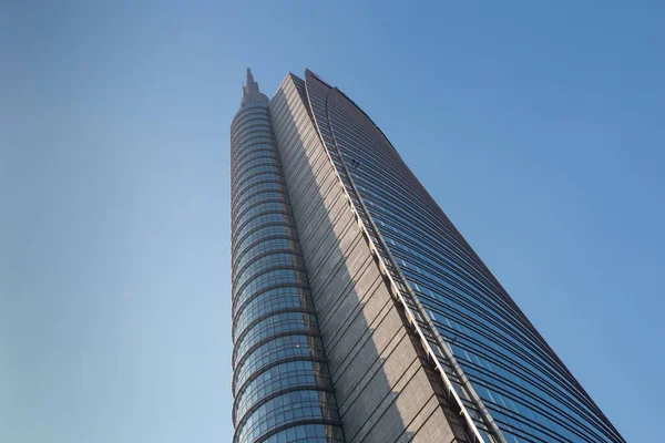 Un immense immeuble de bureaux moderne de plusieurs étages contre un ciel bleu. 01.2020 Milan — Photo