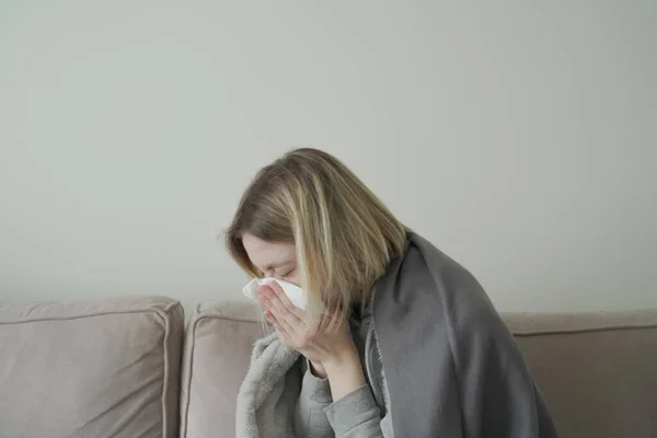 Mujer enferma estornudando en el tejido — Foto de Stock
