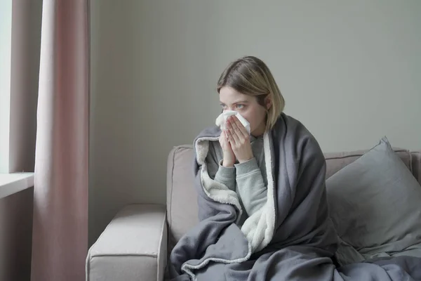 Zieke vrouw niezen in weefsel — Stockfoto