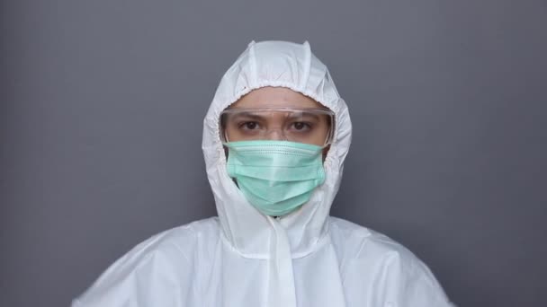 Woman in protective costume shows dislike sign — Stock Video