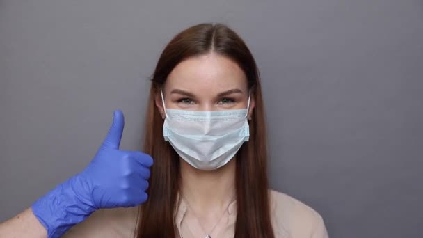 Γυναίκα με προστατευτική μάσκα δείχνει σαν σημάδι — Αρχείο Βίντεο