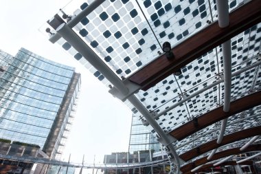 Cam çatılı, mavi ve mavi kareli alışılmadık bir güneşlik. Milan 01.20