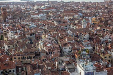 Venedik güneşli bir yaz gününde. Deniz manzarası, şehir manzarası