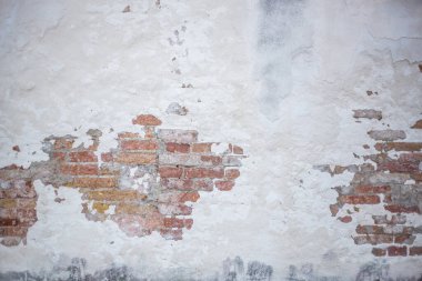 Kabuk soyulmuş beyaz tuğla duvar