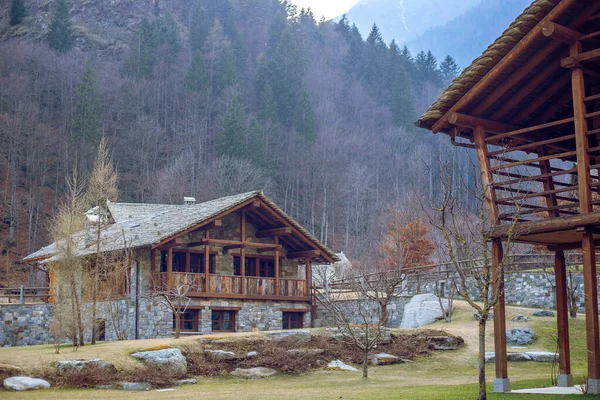Casas em uma aldeia de montanha — Fotografia de Stock