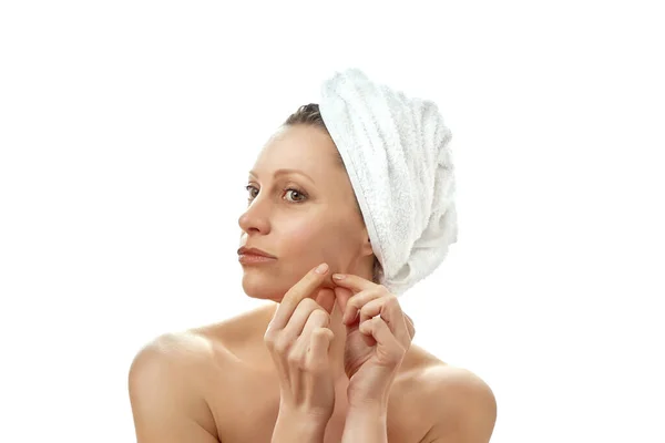 Massagem facial em casa, aumentando o tom das bochechas, suavizando as rugas. Mulher bonita com uma toalha branca na cabeça e com pele limpa e perfeita. Fundo branco isolado . — Fotografia de Stock