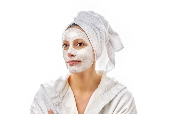 Gadis muda cantik yang bahagia dengan kain mask.on wajahnya tersenyum dan menikmati hari spa. — Stok Foto