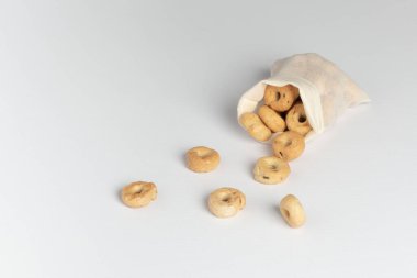 Lezzetli bir aperatif ve yakınlardaki bir ekolojik torba dağınık. Ziyan yok. Beyaz arkaplanda.