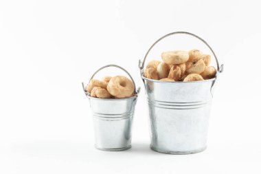 İki demir kovada küçük pişmiş atıştırmalıklar. Yetişkinler ve çocuklar için. Düzgün beslenme. Beyaz arkaplanda.