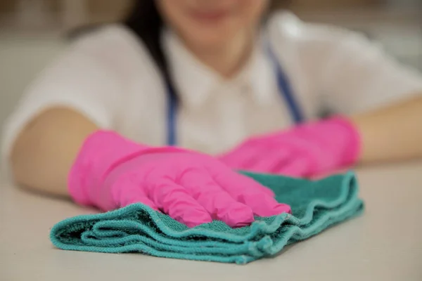 Close-up van handschoenen voor het schoonmaken van het huis en een microvezel doek. — Stockfoto