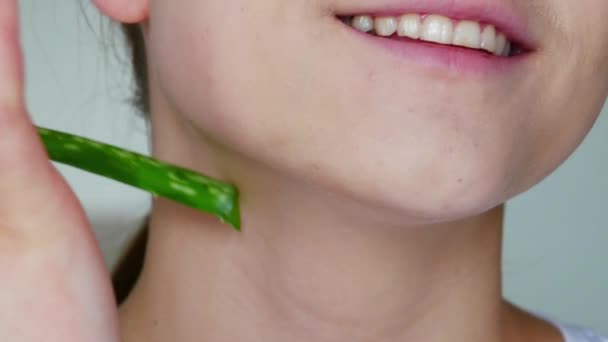 Young woman is using aloe vera at home — Stock Video