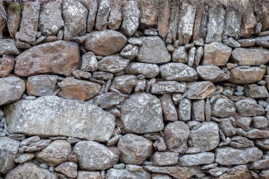 Taş duvar gri ve kahverengi. Taş bariyer